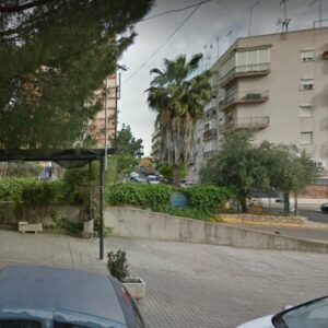 Hallan muerta a una mujer en una plaza de San Juan de Aznalfarache con evidentes signos de violencia