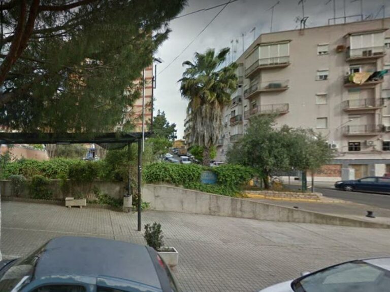 Hallan muerta a una mujer en una plaza de San Juan de Aznalfarache con evidentes signos de violencia
