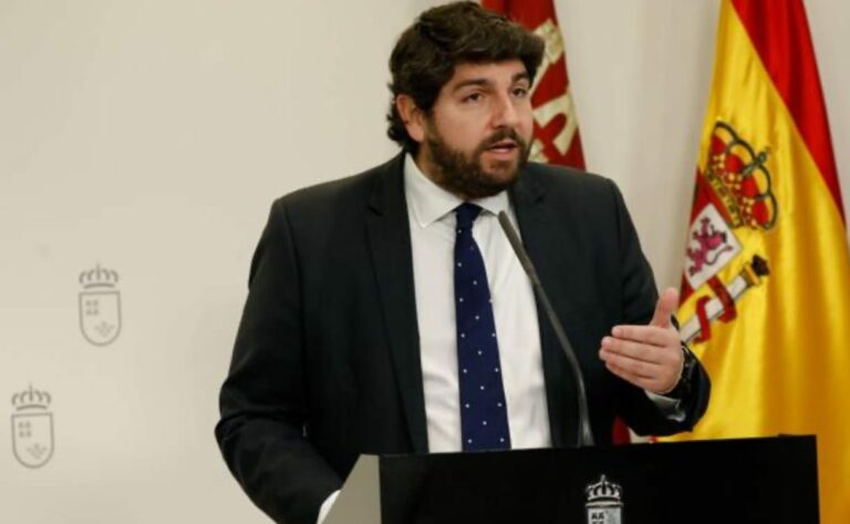 Murcia decreta el aislamiento de sus municipios costeros ante la llegada masiva de imbéciles