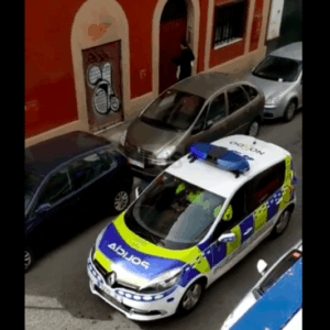 La Policía Local patrulla con marchas de Semana Santa a todo volumen