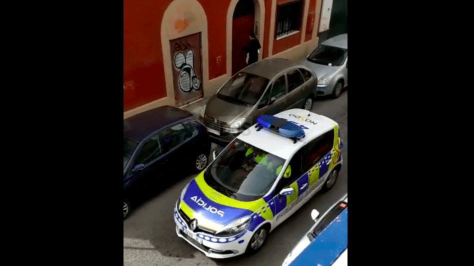 La Policía Local patrulla con marchas de Semana Santa a todo volumen