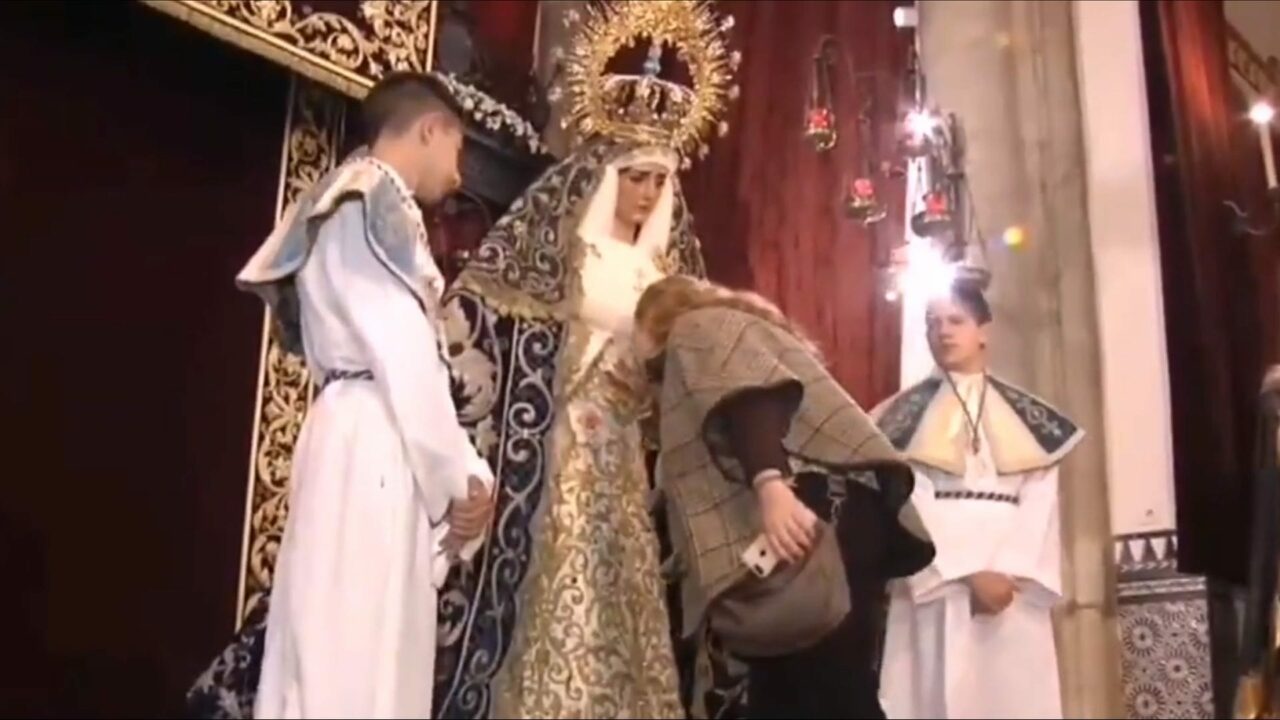 Un capillita en un besamanos: "La virgen está exenta de virus"
