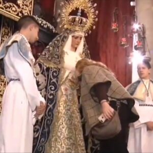 Un capillita en un besamanos: "La virgen está exenta de virus"