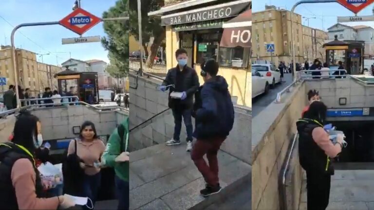 Ciudadanos chinos reparten mascarillas en la boca del Metro de Madrid para frenar el coronavirus