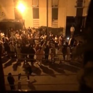 Desafían la cuarentena contra el coronavirus cantando en corro en las Tres Mil Viviendas