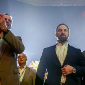 Tras estar tosiendo en Vistalegre, Ortega Smith saludó uno por uno a los 1.100 asistentes de una cena de VOX