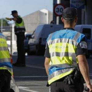 Trincan a dos ladrones totalmente borrachos atrapados en el vehículo que intentaban robar