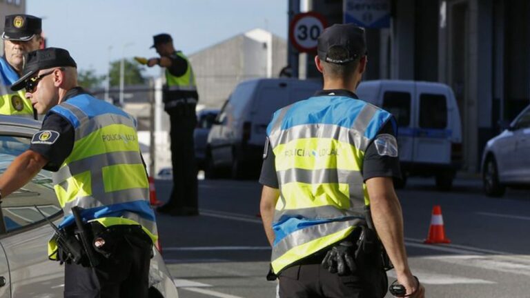Trincan a dos ladrones totalmente borrachos atrapados en el vehículo que intentaban robar