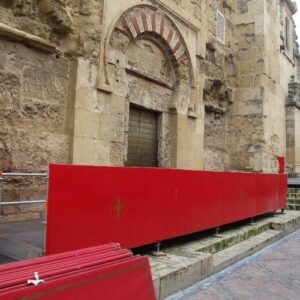 Denuncian "daños irreparables" en la Mezquita de Córdoba al atornillar a sus muros los palcos de Semana Santa