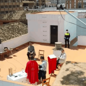 La Policía disuelve una misa en la azotea de una iglesia en Triana