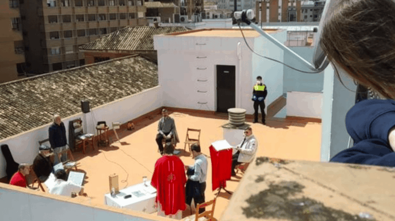 La Policía disuelve una misa en la azotea de una iglesia en Triana