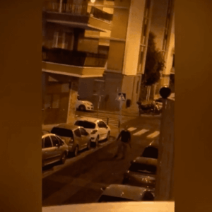 Amenaza con una catana a los que celebraban la Feria en sus balcones