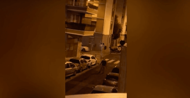 Amenaza con una catana a los que celebraban la Feria en sus balcones