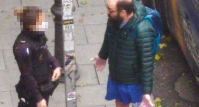 La razón por la que Ignatius Farray da explicaciones a una patrulla de la policía