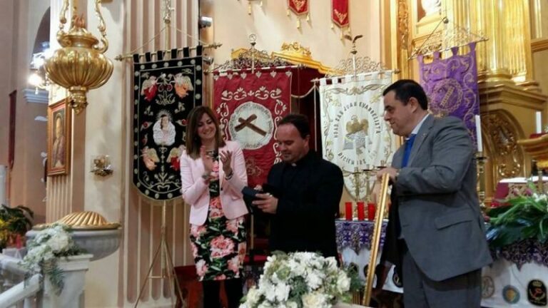 Un sacerdote acusa al Gobierno de “ocultar la verdad" y "vivir del engaño"