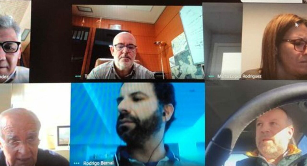 Un concejal de Vox de Torrelodones sigue los plenos mientras conduce