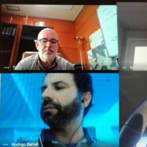 Un concejal de Vox de Torrelodones sigue los plenos mientras conduce