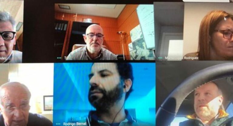 Un concejal de Vox de Torrelodones sigue los plenos mientras conduce