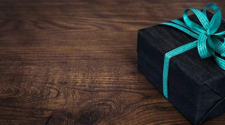 Regalos que puedes ofrecer a los empleados que trabajan desde sus casas