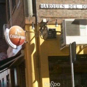 Un bar de Sevilla denunciado dos veces en 24 horas con clientes bebiendo en la calle