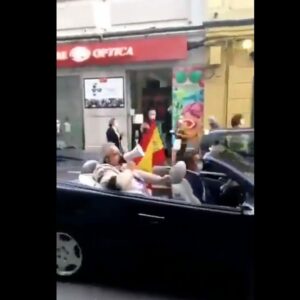 Ataca al Gobierno de izquierdas desde su descapotable conducido por su chófer
