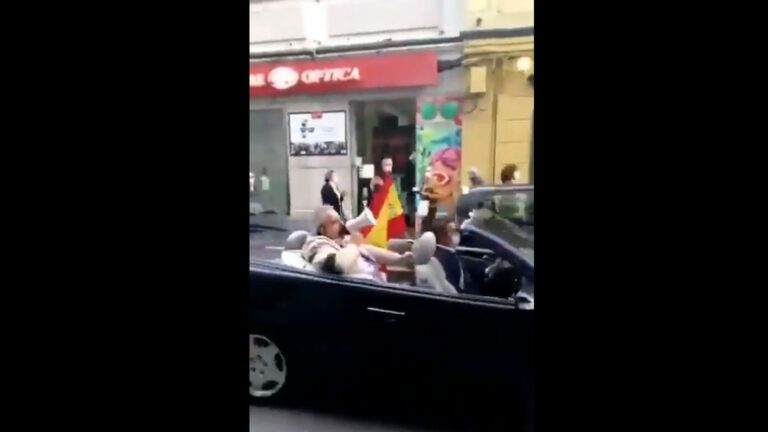 Ataca al Gobierno de izquierdas desde su descapotable conducido por su chófer