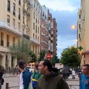 Manifestantes fachas insultan a vecinos que les piden que respeten la distancia de seguridad: "roja guarra"