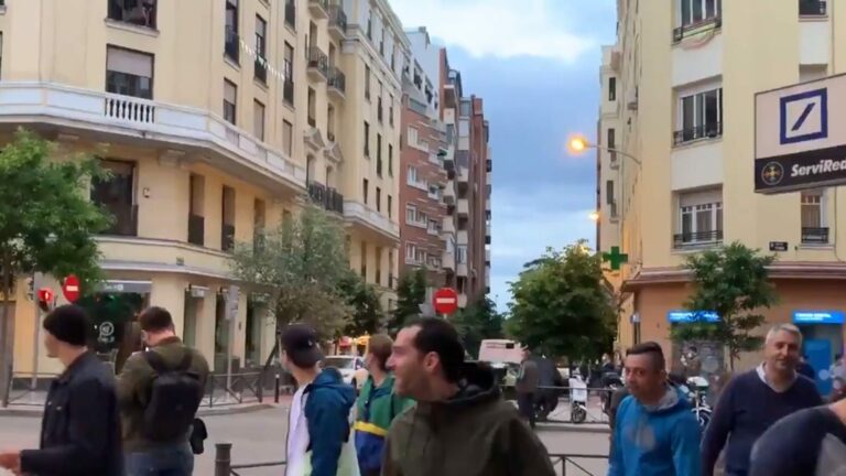 Manifestantes fachas insultan a vecinos que les piden que respeten la distancia de seguridad: "roja guarra"