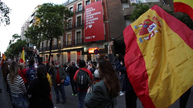 Agredida por un ultra en la calle Ferraz y la policía le responde: "será por algún motivo"