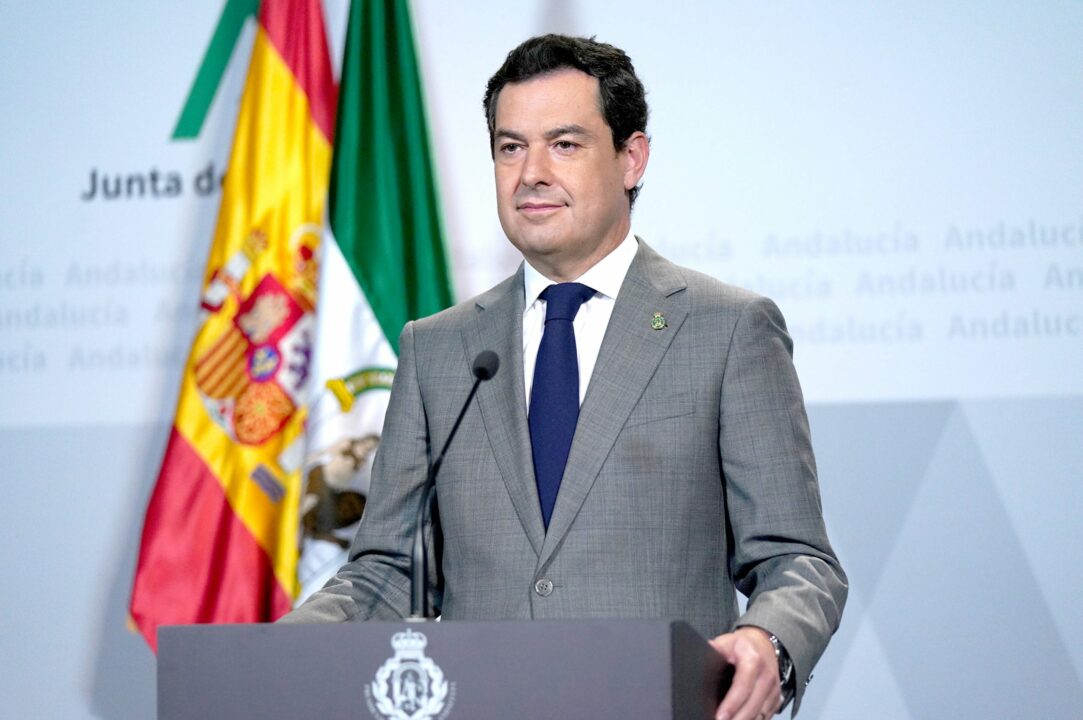 Juanma Moreno "borbonea" el escudo oficial de Andalucía en la sede oficial de la Junta