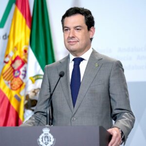 Juanma Moreno "borbonea" el escudo oficial de Andalucía en la sede oficial de la Junta