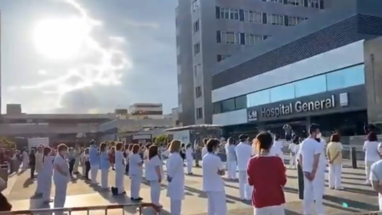 Sanitarios de la Comunidad de Madrid se concentran contra los recortes: "Hemos luchado sin armas"
