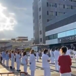 Sanitarios de la Comunidad de Madrid se concentran contra los recortes: "Hemos luchado sin armas"
