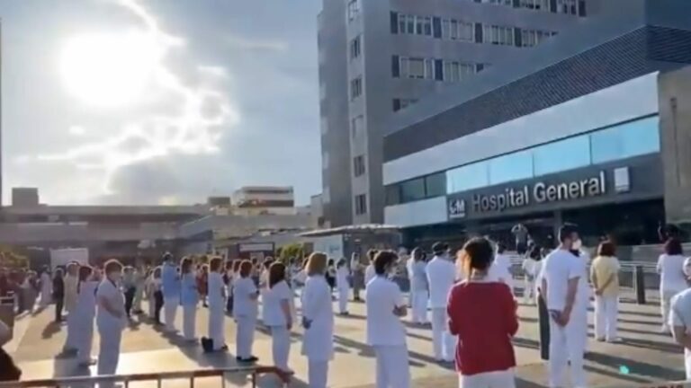 Sanitarios de la Comunidad de Madrid se concentran contra los recortes: "Hemos luchado sin armas"