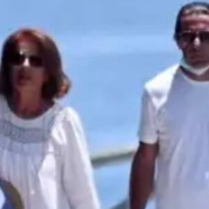 Aznar en Marbella con pareo, sombrero de paja y mascarilla mal puesta