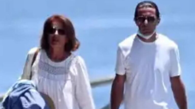 Aznar en Marbella con pareo, sombrero de paja y mascarilla mal puesta