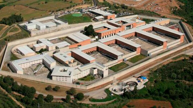 Pillan a internas de la cárcel de Brians 1 bebiendo cubatas de gel hidroalcohólico