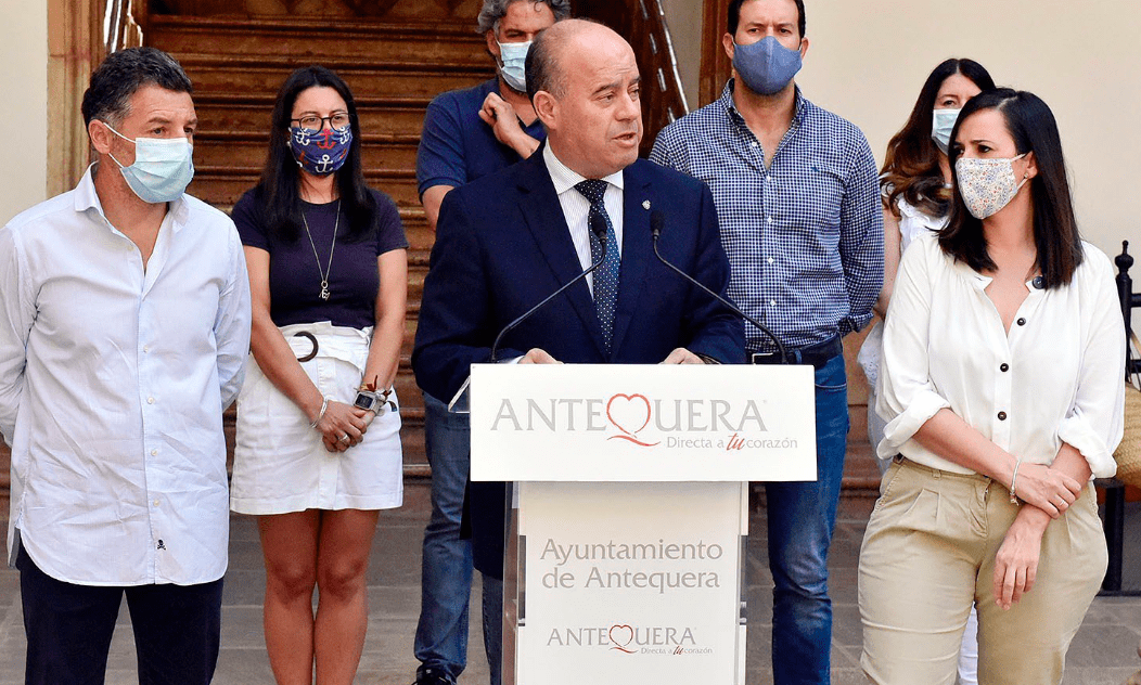 El alcalde de Antequera, Manuel Jesús Barón Ríos, explicando lo sucedido en una rueda de prensa
