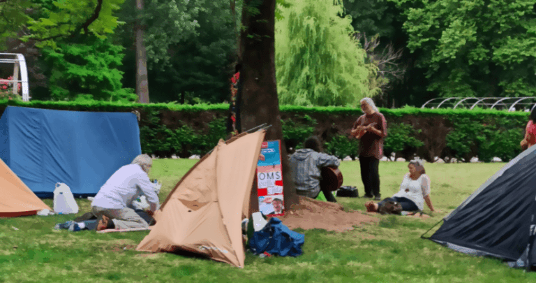 Montan una "comuna hippie conspiranoica" en un parque de Gijón