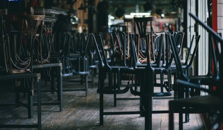 La Asociación de Hosteleros de Sevilla calcula que al menos 500 bares "no reabrirán"