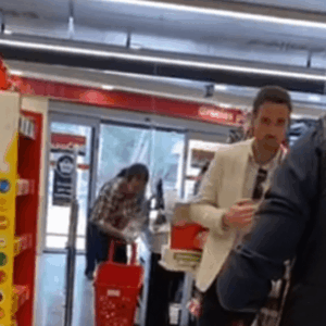 La Guardia Civil pidió sin orden judicial a un supermercado que no borrara el vídeo de Pablo Iglesias sin mascarilla