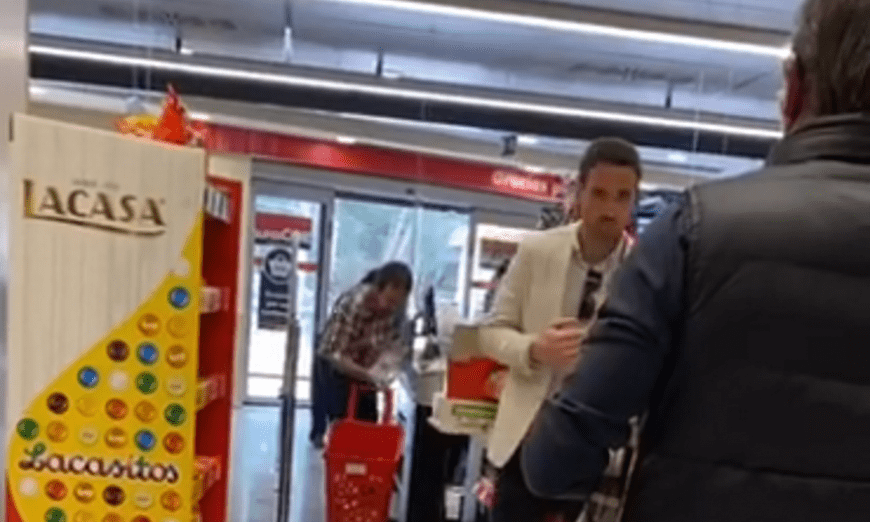 El vicepresidente Pablo Iglesias comprando en un supermercado. 