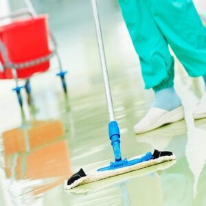 Sancionan a una limpiadora de un hospital de Úbeda por regañar a unos directivos que iban sin mascarilla