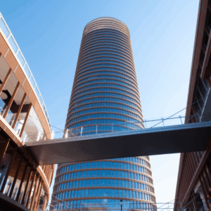 Detectan un brote de coronavirus en el rascacielos Torre Sevilla