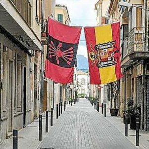 Multa de 2.001 euros al vecino que colgó dos banderas franquistas en una calle de Sa Pobla