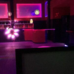 La Junta establece restricciones horarias y de aforo a las discotecas en Andalucía