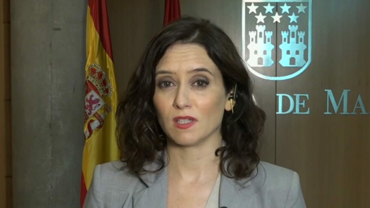Ayuso sigue con su 'cartilla COVID-19': "para empleos o para lo que sea"