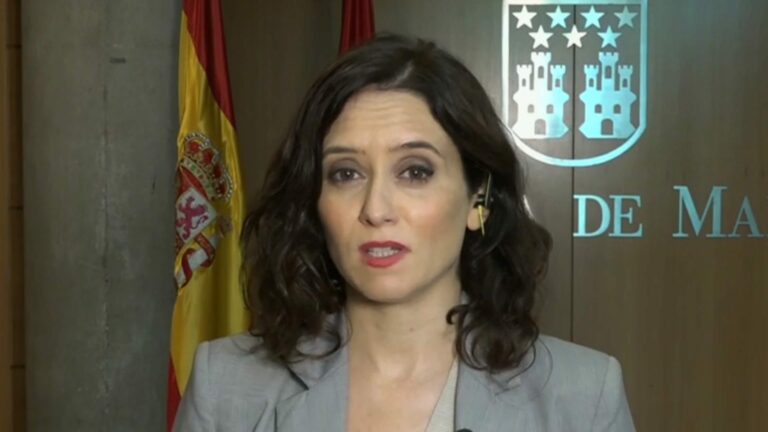 Ayuso sigue con su 'cartilla COVID-19': "para empleos o para lo que sea"