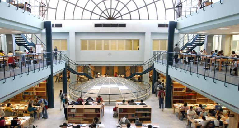El calvario de estudiar en la Universidad de Sevilla alcanza límites insospechados