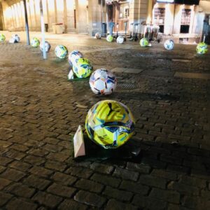 Madrid retira unos bolardos con forma de balones porque la gente los confundía con balones